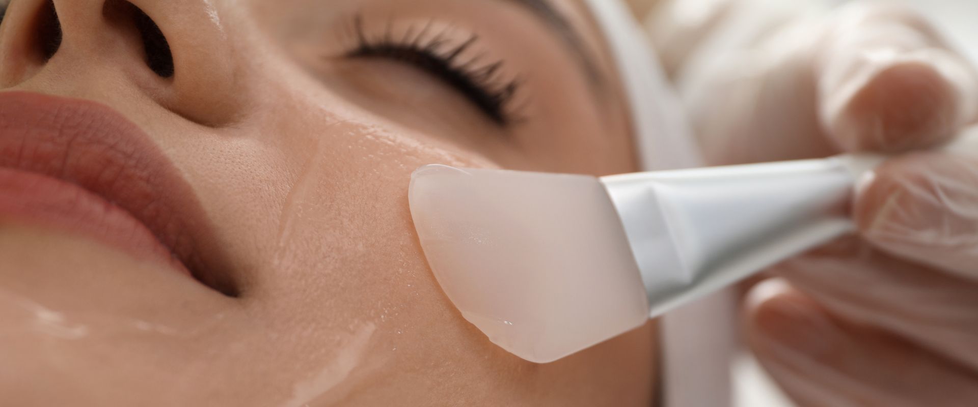 Preparare la pelle al cambio di stagione con il peeling viso bifasico