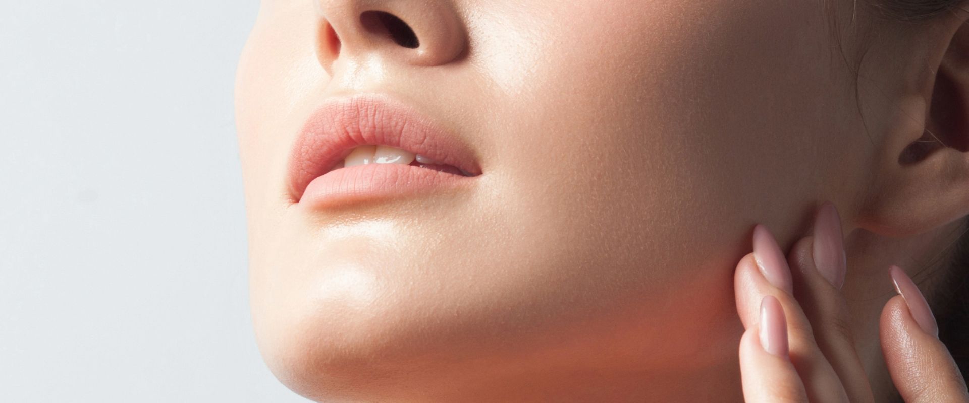 Peeling bifasico e Skin booster: la combinazione per una pelle luminosa e idratata